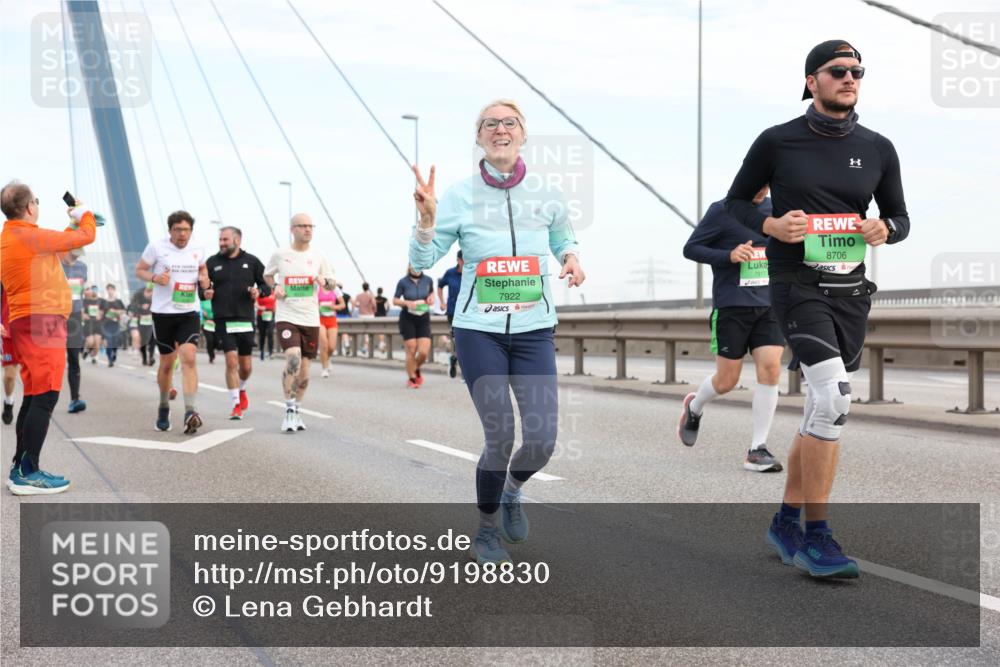 03.10.2025 - Köhlbrandbrückenlauf Lena Gebhardt http://msf.ph/oto/9198830 03.10.2025 15:36:04 Position 1 7922, 8706, 7917 meine-sportfotos.de