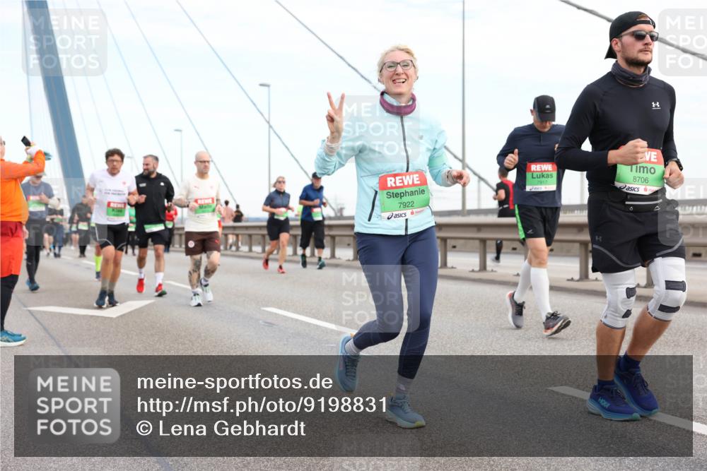 03.10.2025 - Köhlbrandbrückenlauf Lena Gebhardt http://msf.ph/oto/9198831 03.10.2025 15:36:04 Position 1 1, 7922, 7917, 8706 meine-sportfotos.de