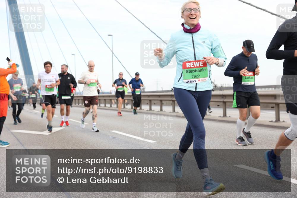 03.10.2025 - Köhlbrandbrückenlauf Lena Gebhardt http://msf.ph/oto/9198833 03.10.2025 15:36:04 Position 1 7922, 7917 meine-sportfotos.de