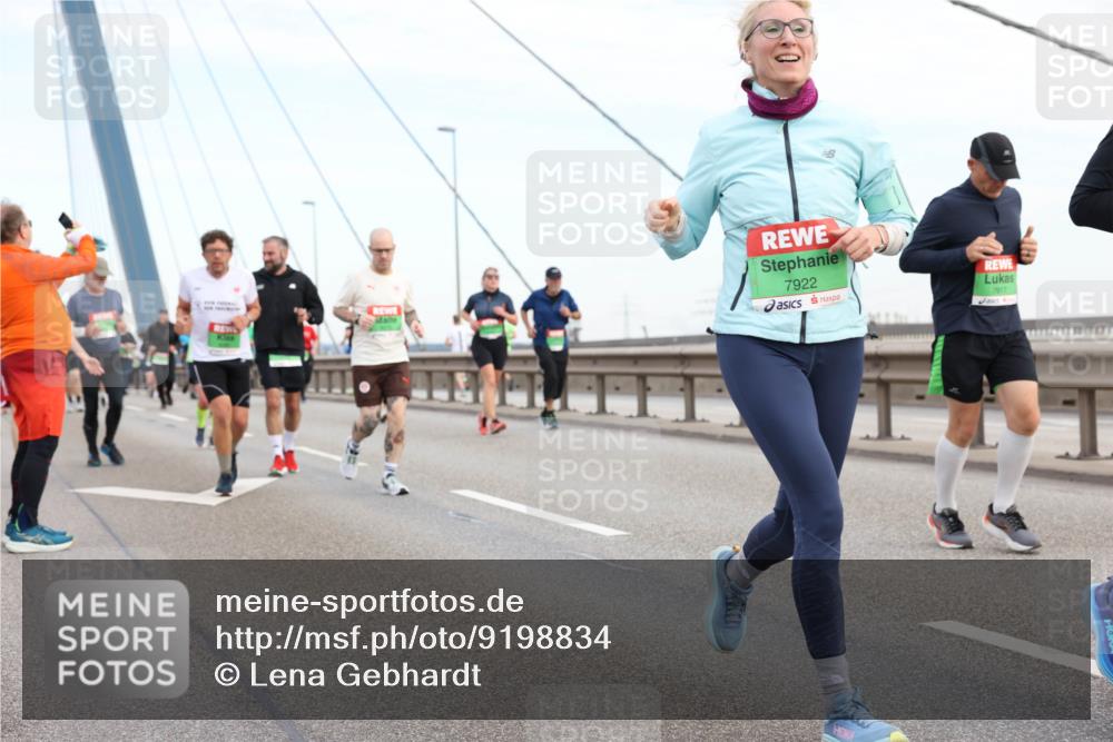 03.10.2025 - Köhlbrandbrückenlauf Lena Gebhardt http://msf.ph/oto/9198834 03.10.2025 15:36:04 Position 1 7922 meine-sportfotos.de