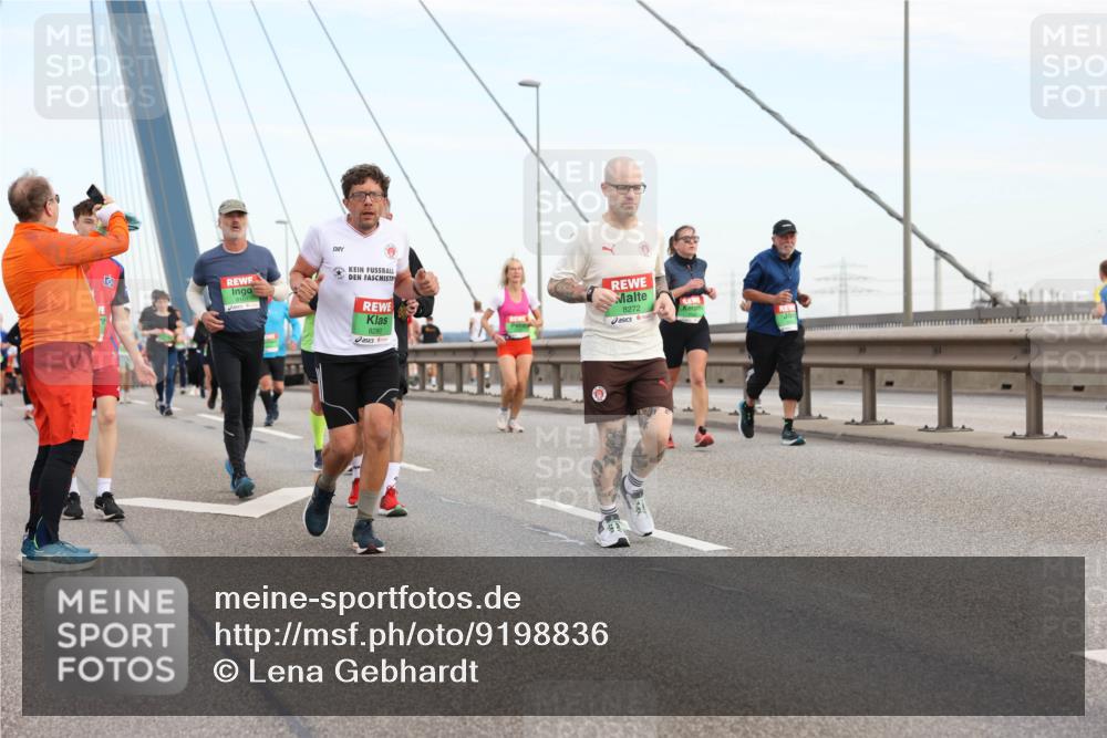 03.10.2025 - Köhlbrandbrückenlauf Lena Gebhardt http://msf.ph/oto/9198836 03.10.2025 15:36:05 Position 1 8101, 8280, 8272 meine-sportfotos.de