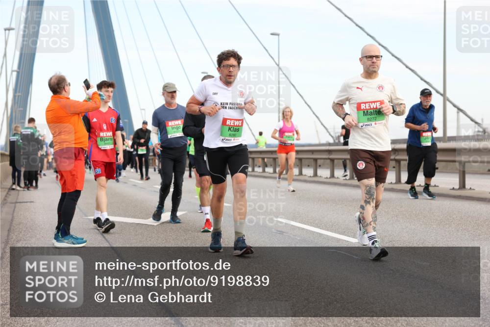 03.10.2025 - Köhlbrandbrückenlauf Lena Gebhardt http://msf.ph/oto/9198839 03.10.2025 15:36:06 Position 1 8497, 8101, 8280, 8272 meine-sportfotos.de