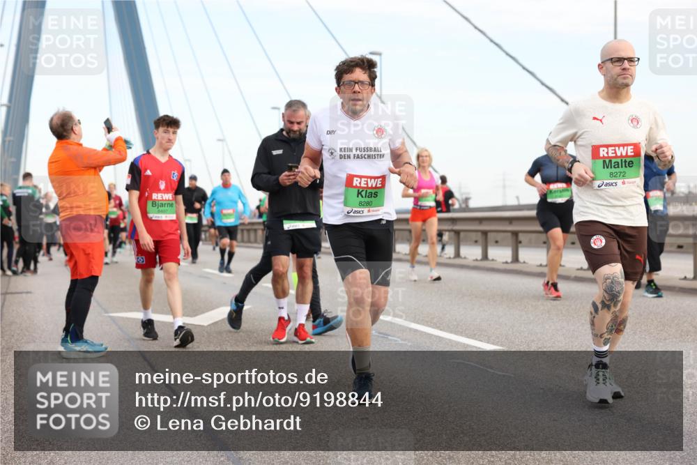 03.10.2025 - Köhlbrandbrückenlauf Lena Gebhardt http://msf.ph/oto/9198844 03.10.2025 15:36:06 Position 1 8497, 8280, 8272 meine-sportfotos.de