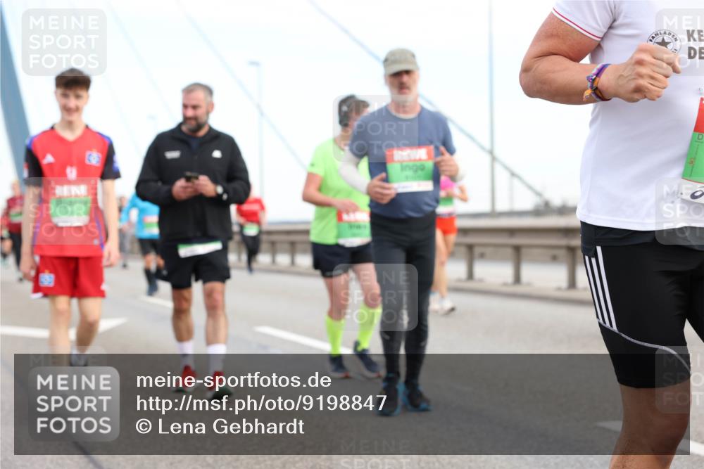 03.10.2025 - Köhlbrandbrückenlauf Lena Gebhardt http://msf.ph/oto/9198847 03.10.2025 15:36:08 Position 1  meine-sportfotos.de