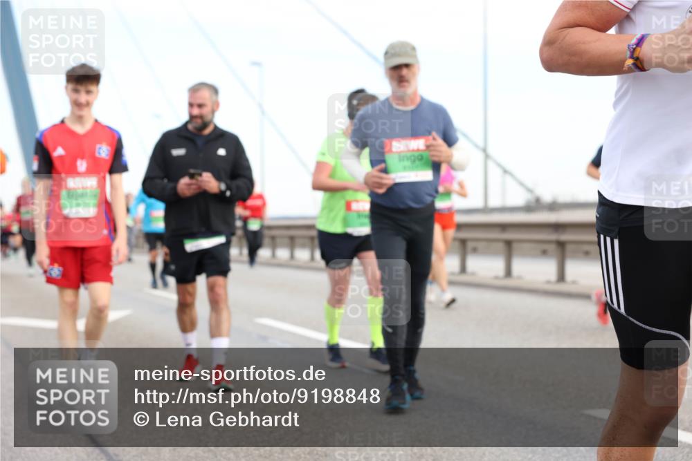 03.10.2025 - Köhlbrandbrückenlauf Lena Gebhardt http://msf.ph/oto/9198848 03.10.2025 15:36:08 Position 1  meine-sportfotos.de