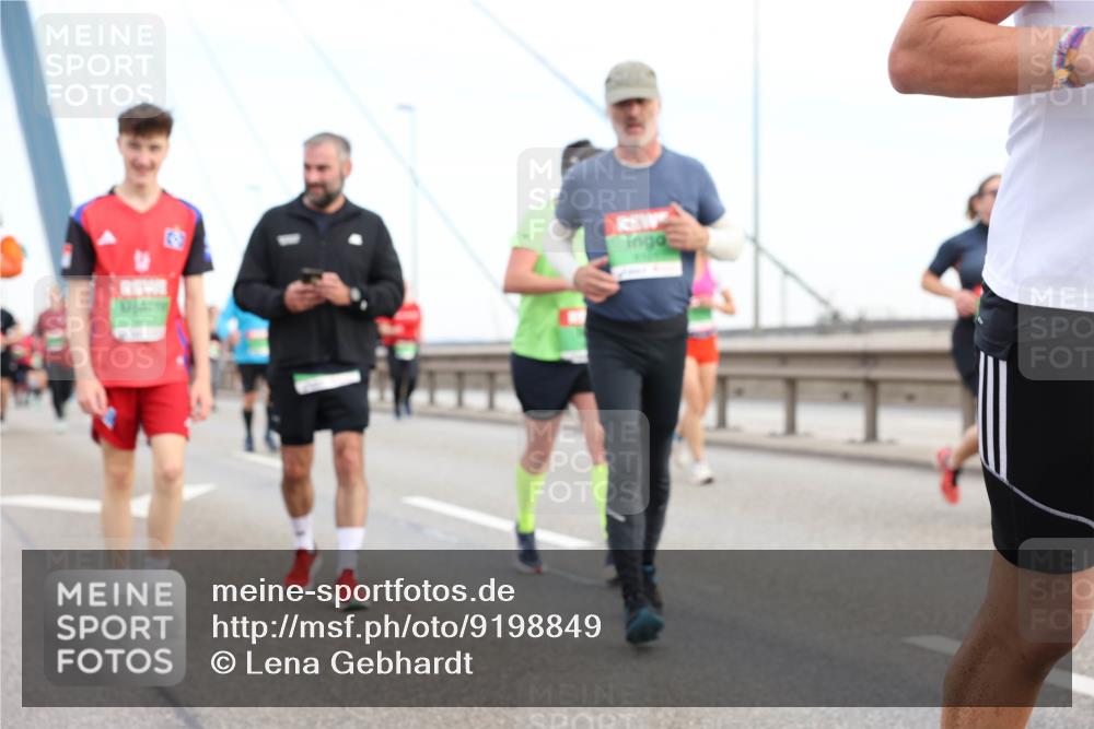 03.10.2025 - Köhlbrandbrückenlauf Lena Gebhardt http://msf.ph/oto/9198849 03.10.2025 15:36:08 Position 1  meine-sportfotos.de