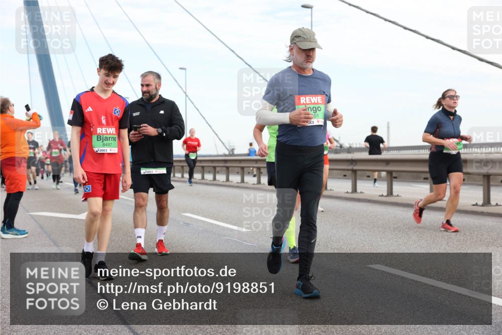 03.10.2025 - Köhlbrandbrückenlauf Lena Gebhardt http://msf.ph/oto/9198851 03.10.2025 15:36:09 Position 1 8497, 01 meine-sportfotos.de
