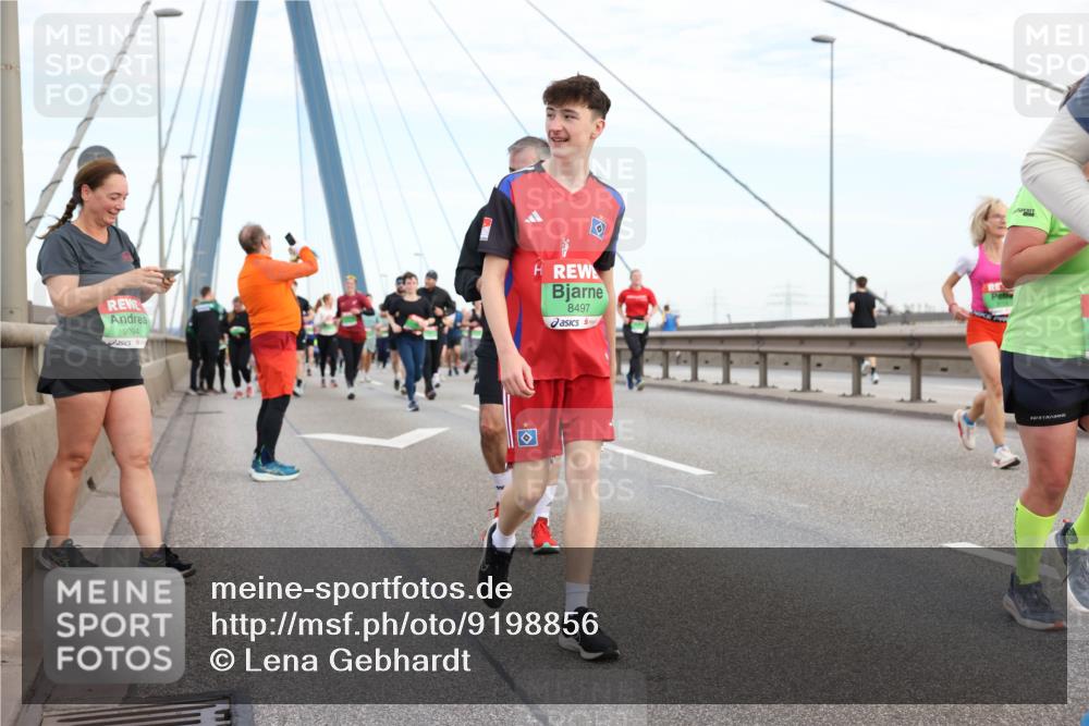 03.10.2025 - Köhlbrandbrückenlauf Lena Gebhardt http://msf.ph/oto/9198856 03.10.2025 15:36:10 Position 1 9094, 8497 meine-sportfotos.de