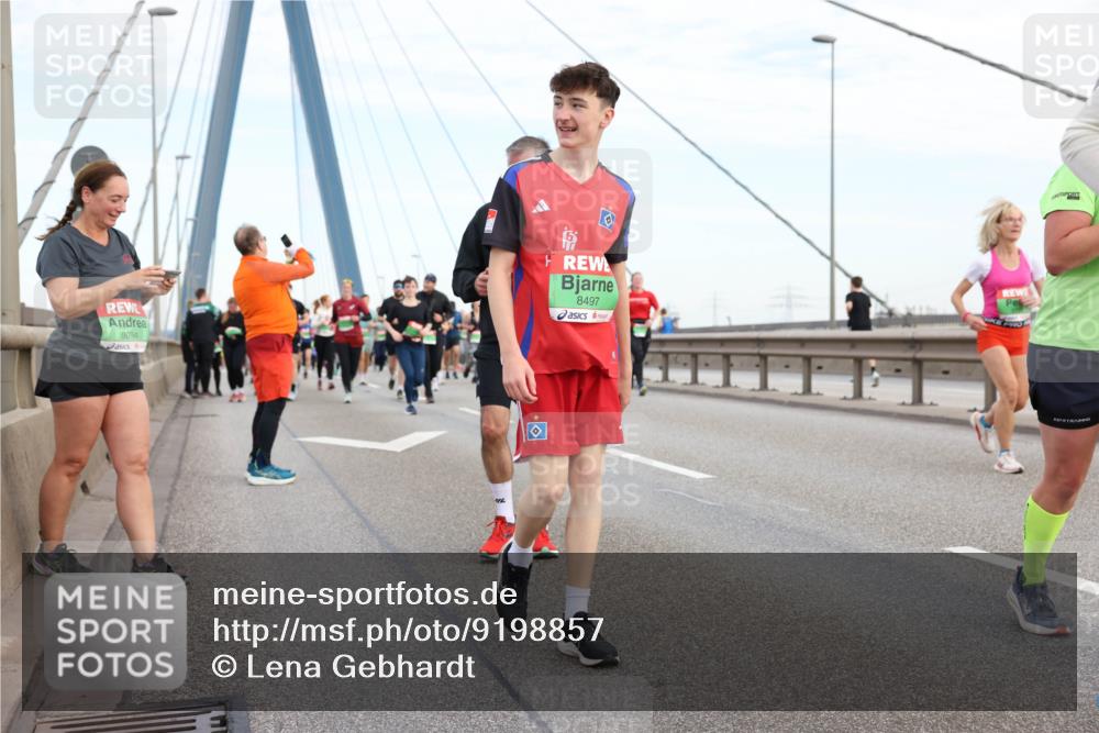 03.10.2025 - Köhlbrandbrückenlauf Lena Gebhardt http://msf.ph/oto/9198857 03.10.2025 15:36:10 Position 1 9094, 8497 meine-sportfotos.de
