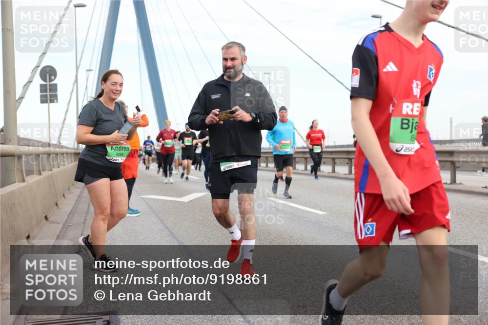 03.10.2025 - Köhlbrandbrückenlauf Lena Gebhardt http://msf.ph/oto/9198861 03.10.2025 15:36:11 Position 1 9094 meine-sportfotos.de