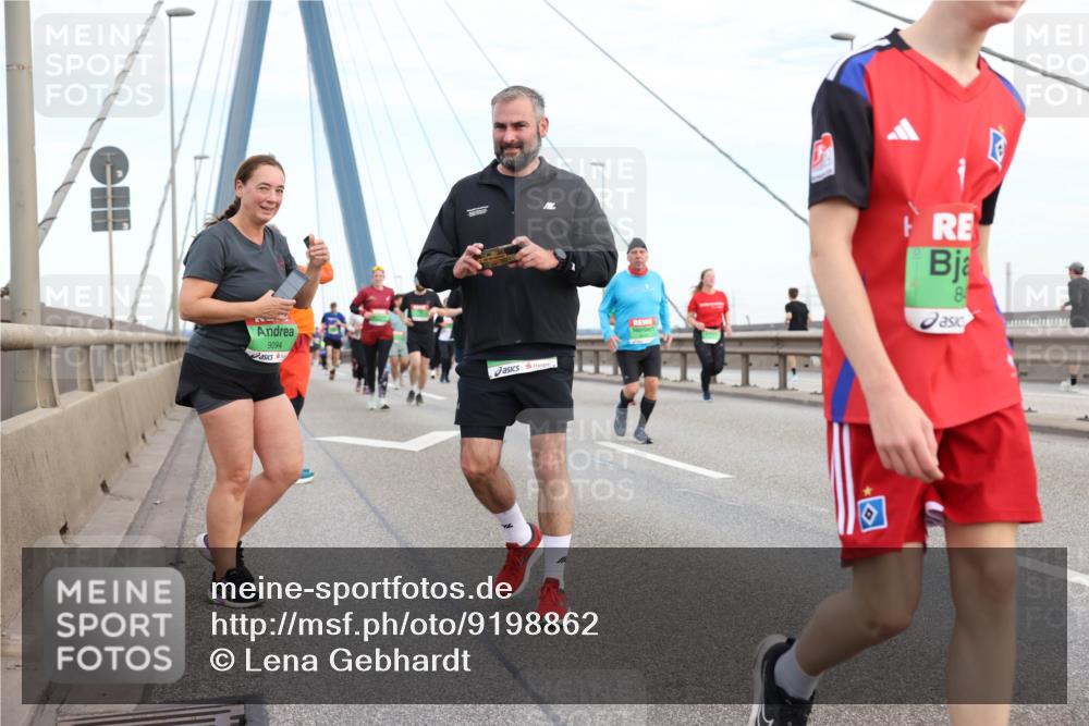 03.10.2025 - Köhlbrandbrückenlauf Lena Gebhardt http://msf.ph/oto/9198862 03.10.2025 15:36:11 Position 1 9094 meine-sportfotos.de