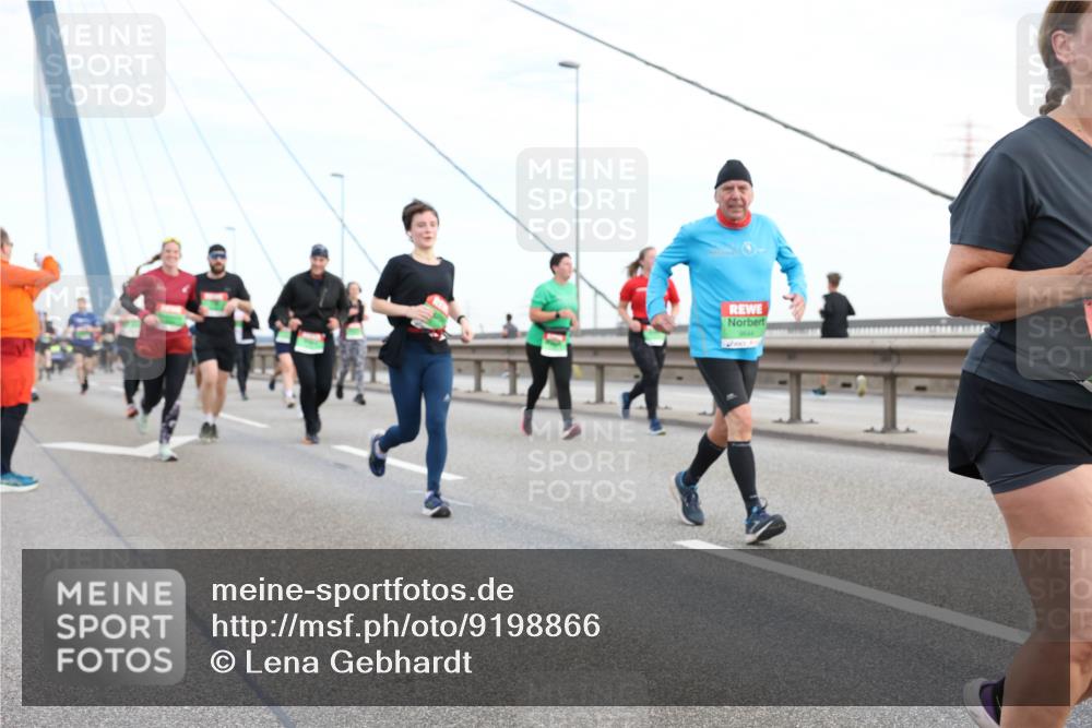03.10.2025 - Köhlbrandbrückenlauf Lena Gebhardt http://msf.ph/oto/9198866 03.10.2025 15:36:13 Position 1  meine-sportfotos.de