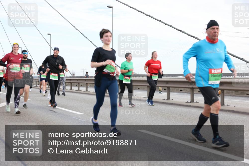 03.10.2025 - Köhlbrandbrückenlauf Lena Gebhardt http://msf.ph/oto/9198871 03.10.2025 15:36:14 Position 1  meine-sportfotos.de