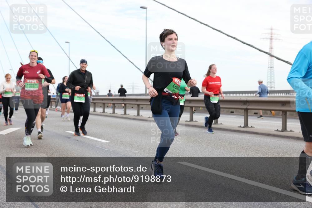 03.10.2025 - Köhlbrandbrückenlauf Lena Gebhardt http://msf.ph/oto/9198873 03.10.2025 15:36:14 Position 1 9171 meine-sportfotos.de