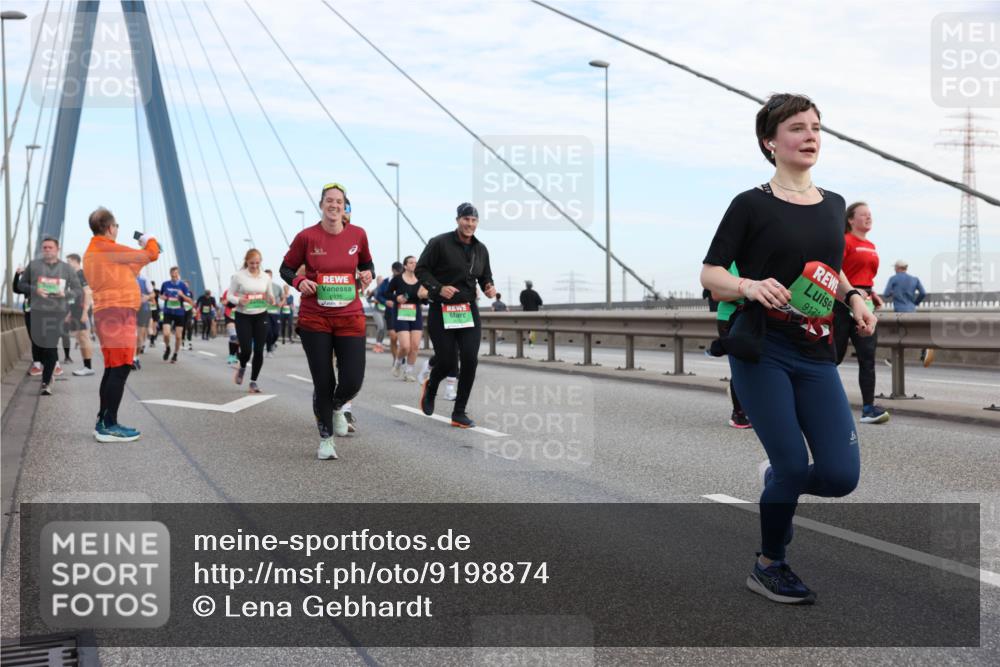 03.10.2025 - Köhlbrandbrückenlauf Lena Gebhardt http://msf.ph/oto/9198874 03.10.2025 15:36:14 Position 1 8335, 9171 meine-sportfotos.de