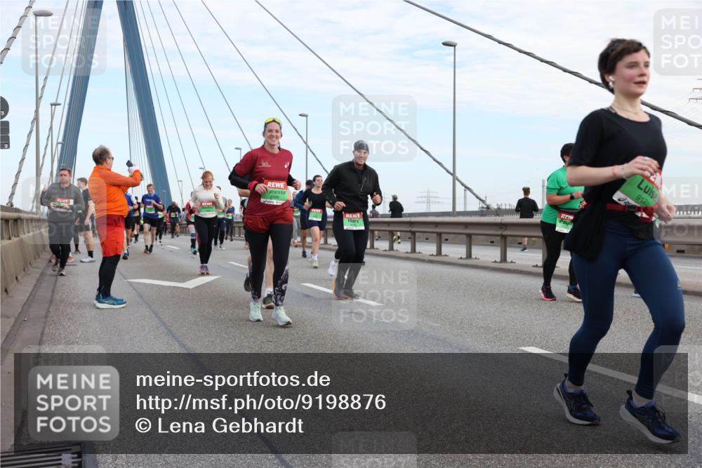 03.10.2025 - Köhlbrandbrückenlauf Lena Gebhardt http://msf.ph/oto/9198876 03.10.2025 15:36:14 Position 1 8335, 917 meine-sportfotos.de