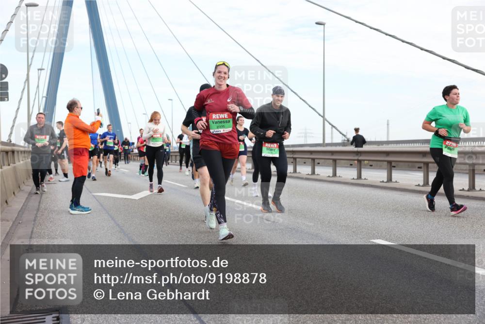 03.10.2025 - Köhlbrandbrückenlauf Lena Gebhardt http://msf.ph/oto/9198878 03.10.2025 15:36:15 Position 1 8335 meine-sportfotos.de