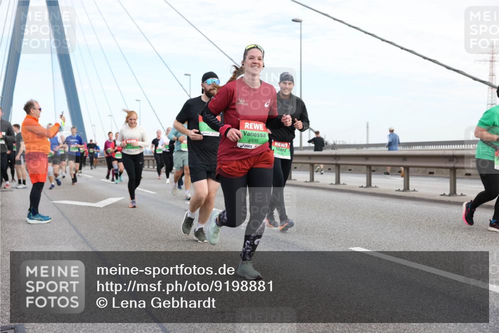 03.10.2025 - Köhlbrandbrückenlauf Lena Gebhardt http://msf.ph/oto/9198881 03.10.2025 15:36:15 Position 1 8335, 8233 meine-sportfotos.de