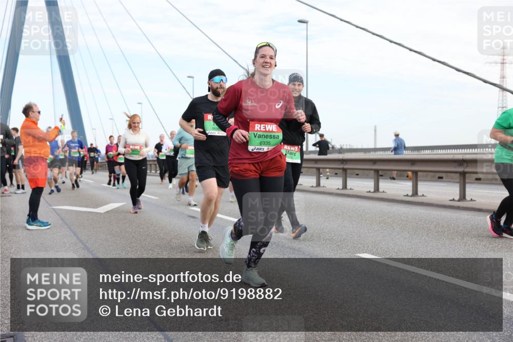 03.10.2025 - Köhlbrandbrückenlauf Lena Gebhardt http://msf.ph/oto/9198882 03.10.2025 15:36:15 Position 1 8696, 8335 meine-sportfotos.de