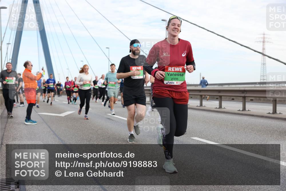 03.10.2025 - Köhlbrandbrückenlauf Lena Gebhardt http://msf.ph/oto/9198883 03.10.2025 15:36:15 Position 1 8335 meine-sportfotos.de