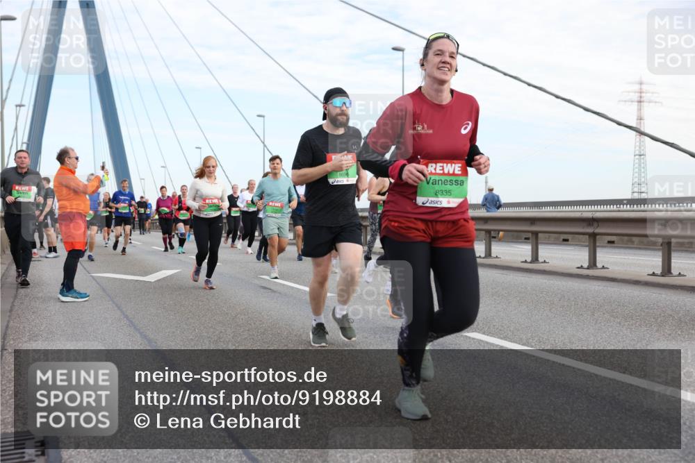 03.10.2025 - Köhlbrandbrückenlauf Lena Gebhardt http://msf.ph/oto/9198884 03.10.2025 15:36:16 Position 1 8335 meine-sportfotos.de