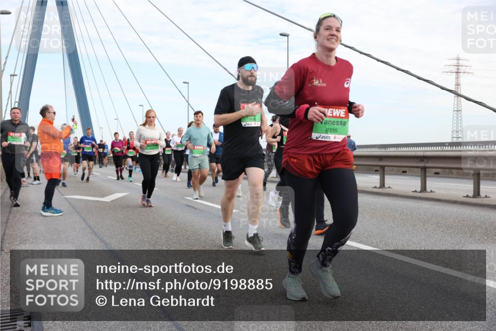 03.10.2025 - Köhlbrandbrückenlauf Lena Gebhardt http://msf.ph/oto/9198885 03.10.2025 15:36:16 Position 1 8335 meine-sportfotos.de
