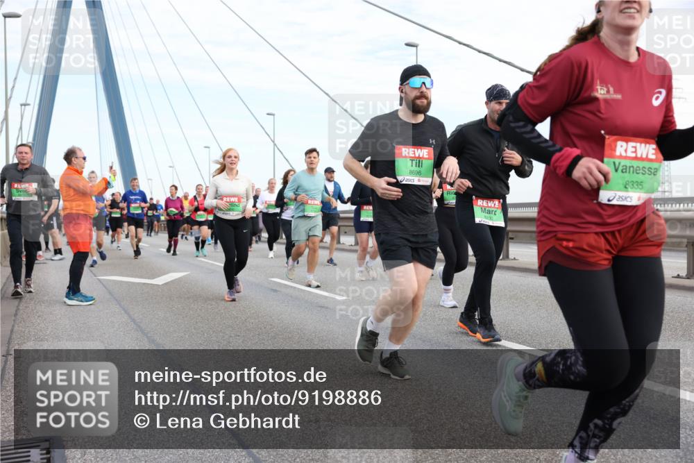 03.10.2025 - Köhlbrandbrückenlauf Lena Gebhardt http://msf.ph/oto/9198886 03.10.2025 15:36:16 Position 1 8696, 8233, 8335 meine-sportfotos.de