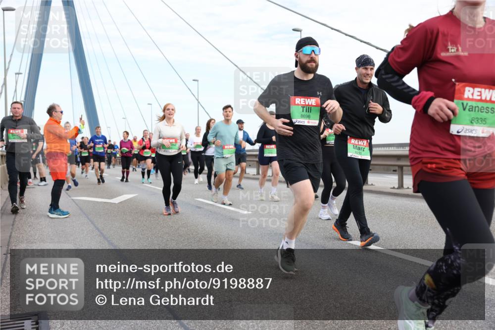 03.10.2025 - Köhlbrandbrückenlauf Lena Gebhardt http://msf.ph/oto/9198887 03.10.2025 15:36:16 Position 1 8696, 8233, 8335 meine-sportfotos.de