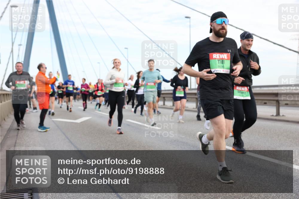 03.10.2025 - Köhlbrandbrückenlauf Lena Gebhardt http://msf.ph/oto/9198888 03.10.2025 15:36:16 Position 1 8696 meine-sportfotos.de