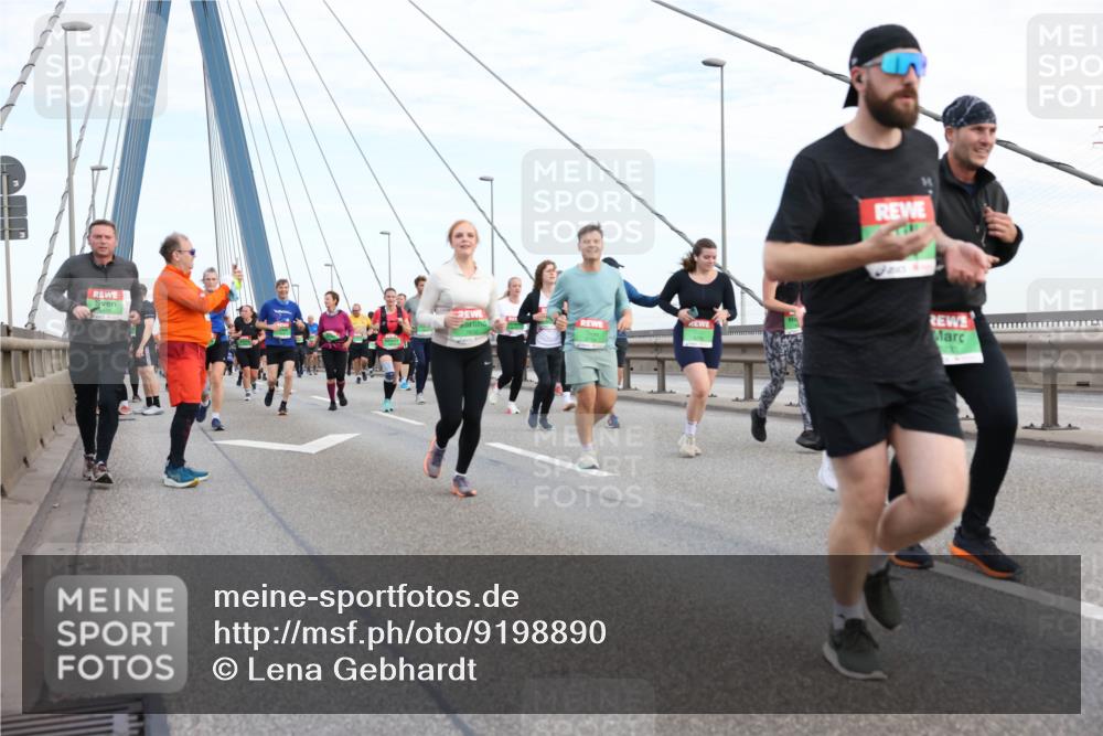03.10.2025 - Köhlbrandbrückenlauf Lena Gebhardt http://msf.ph/oto/9198890 03.10.2025 15:36:16 Position 1  meine-sportfotos.de