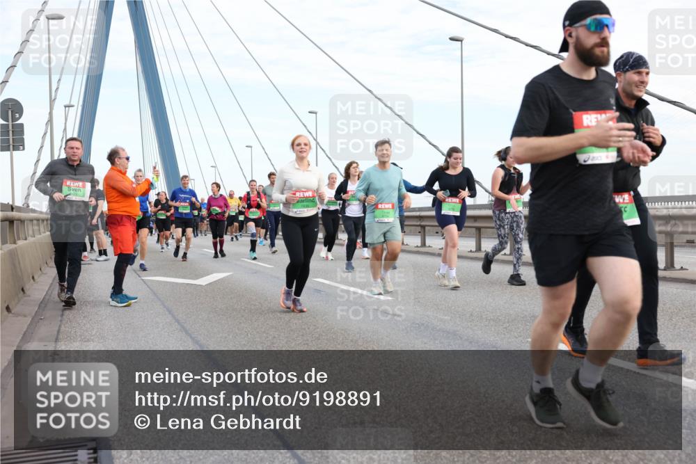 03.10.2025 - Köhlbrandbrückenlauf Lena Gebhardt http://msf.ph/oto/9198891 03.10.2025 15:36:16 Position 1  meine-sportfotos.de