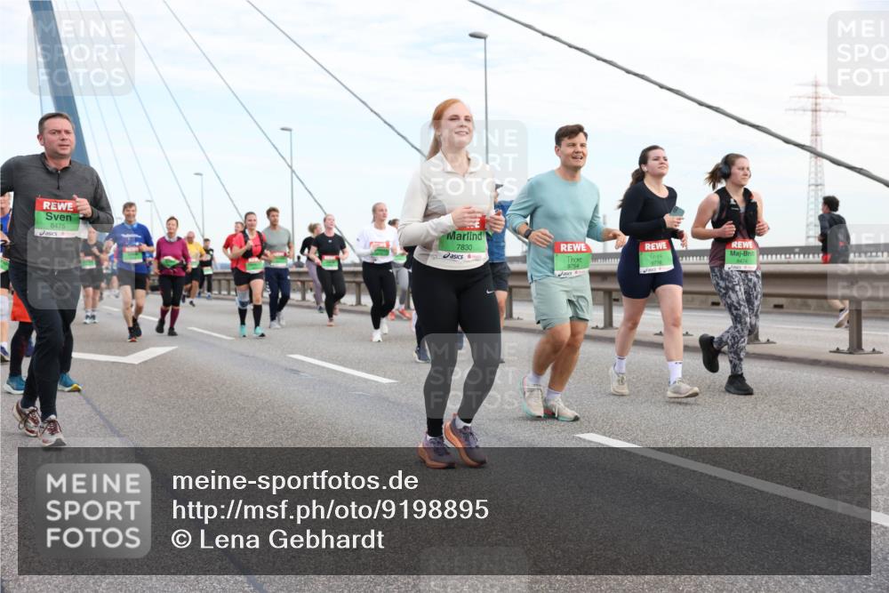 03.10.2025 - Köhlbrandbrückenlauf Lena Gebhardt http://msf.ph/oto/9198895 03.10.2025 15:36:17 Position 1 8475, 7830, 9754, 9716, 8474 meine-sportfotos.de