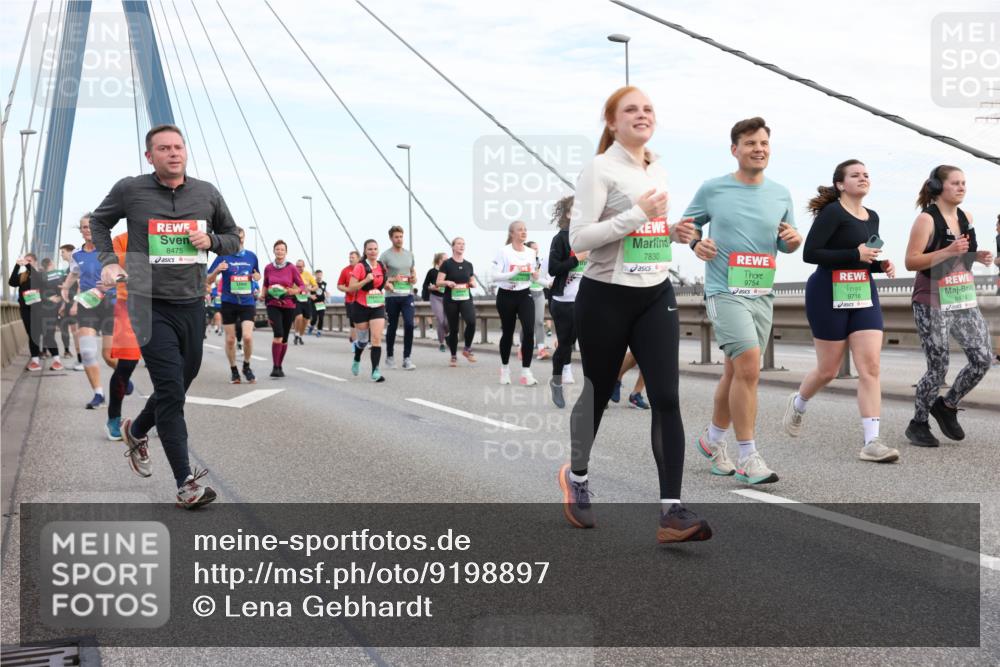 03.10.2025 - Köhlbrandbrückenlauf Lena Gebhardt http://msf.ph/oto/9198897 03.10.2025 15:36:18 Position 1 8475, 7830, 9754, 9716, 8474 meine-sportfotos.de