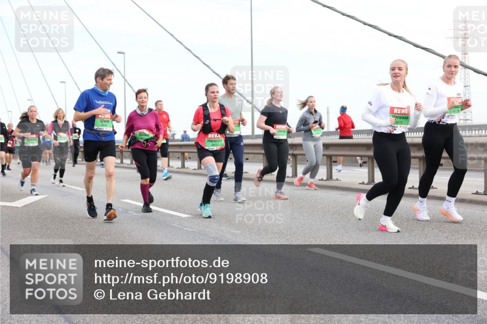 03.10.2025 - Köhlbrandbrückenlauf Lena Gebhardt http://msf.ph/oto/9198908 03.10.2025 15:36:20 Position 1 8526, 9575, 9079, 9078 meine-sportfotos.de