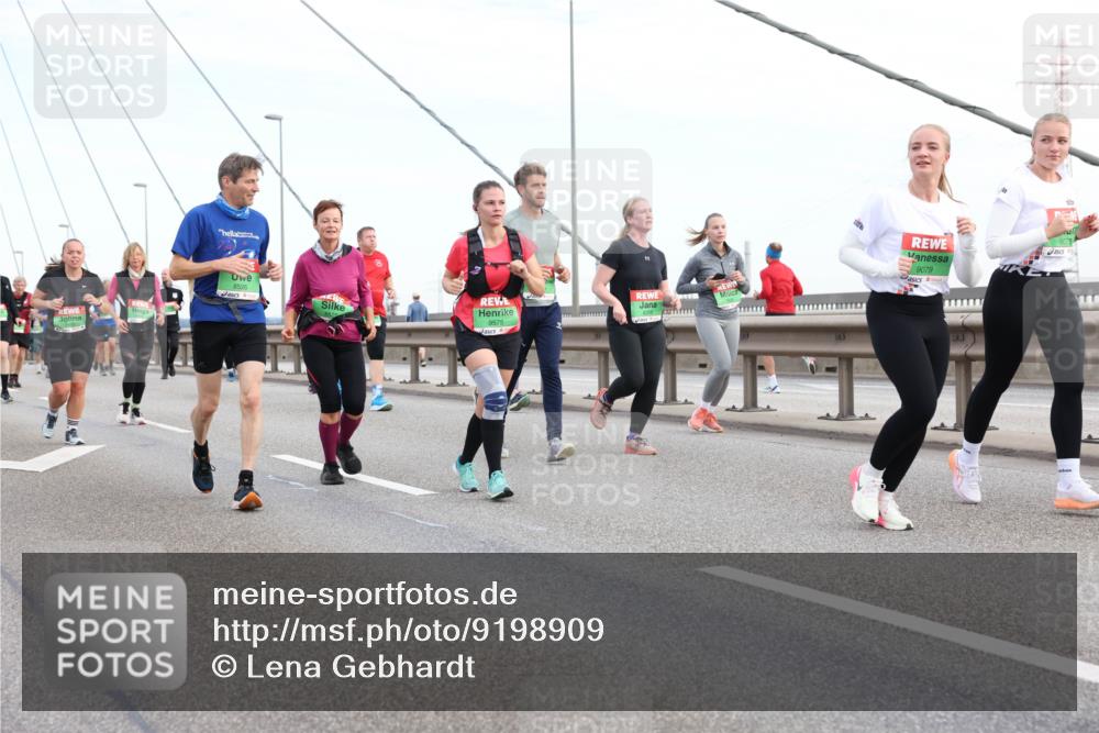 03.10.2025 - Köhlbrandbrückenlauf Lena Gebhardt http://msf.ph/oto/9198909 03.10.2025 15:36:20 Position 1 8526, 9575, 9079, 9079 meine-sportfotos.de