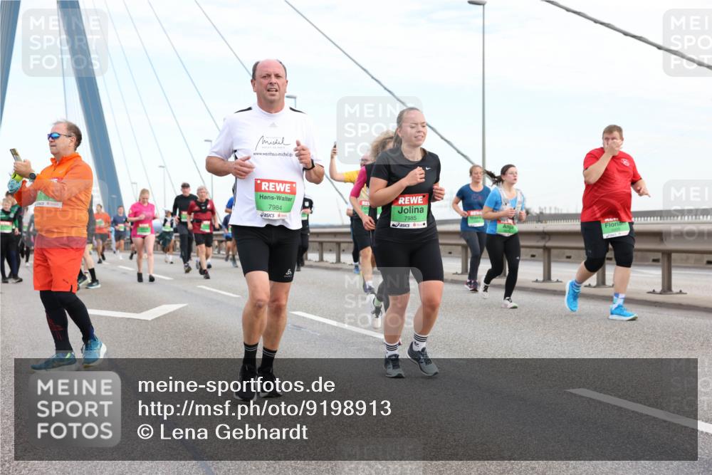 03.10.2025 - Köhlbrandbrückenlauf Lena Gebhardt http://msf.ph/oto/9198913 03.10.2025 15:36:23 Position 1 7984, 7985 meine-sportfotos.de
