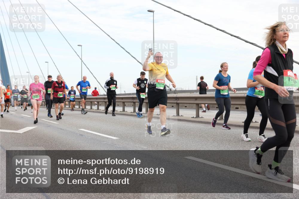 03.10.2025 - Köhlbrandbrückenlauf Lena Gebhardt http://msf.ph/oto/9198919 03.10.2025 15:36:25 Position 1 9352 meine-sportfotos.de