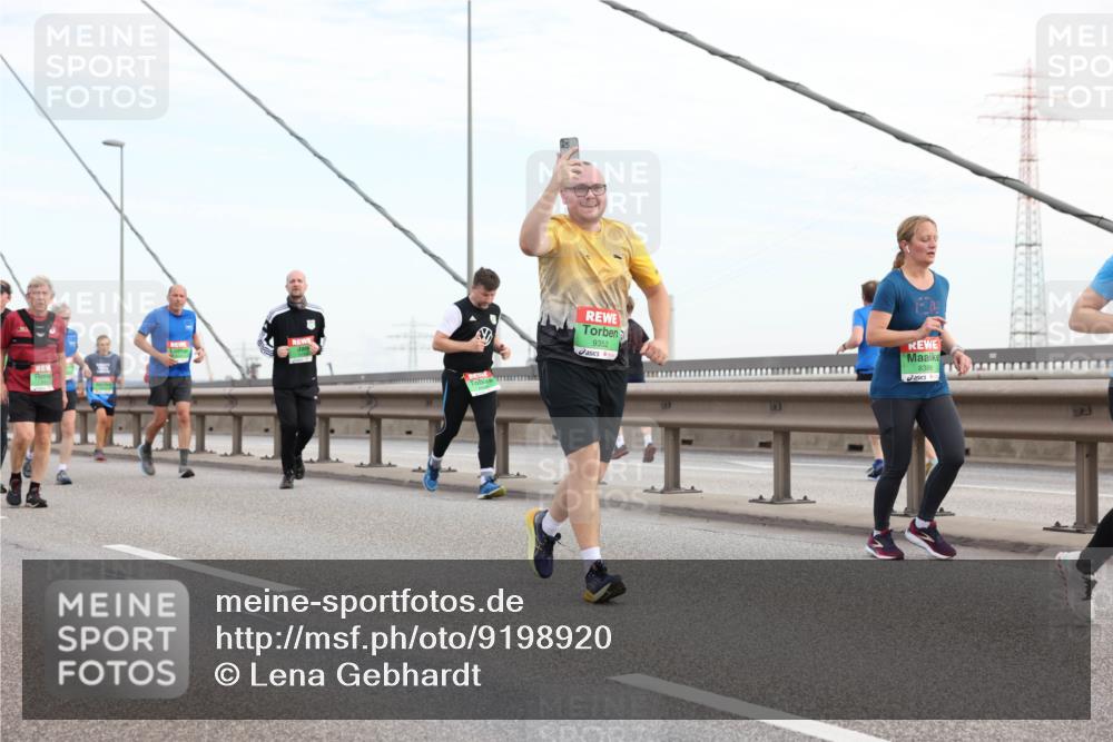 03.10.2025 - Köhlbrandbrückenlauf Lena Gebhardt http://msf.ph/oto/9198920 03.10.2025 15:36:25 Position 1 9352, 8386 meine-sportfotos.de