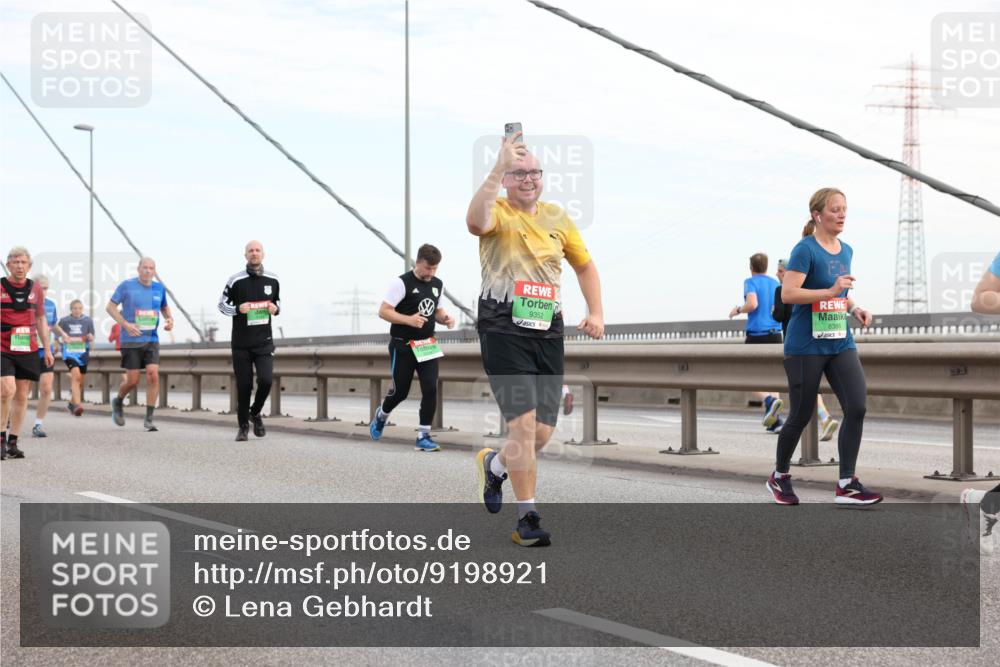 03.10.2025 - Köhlbrandbrückenlauf Lena Gebhardt http://msf.ph/oto/9198921 03.10.2025 15:36:25 Position 1 9352, 8386 meine-sportfotos.de