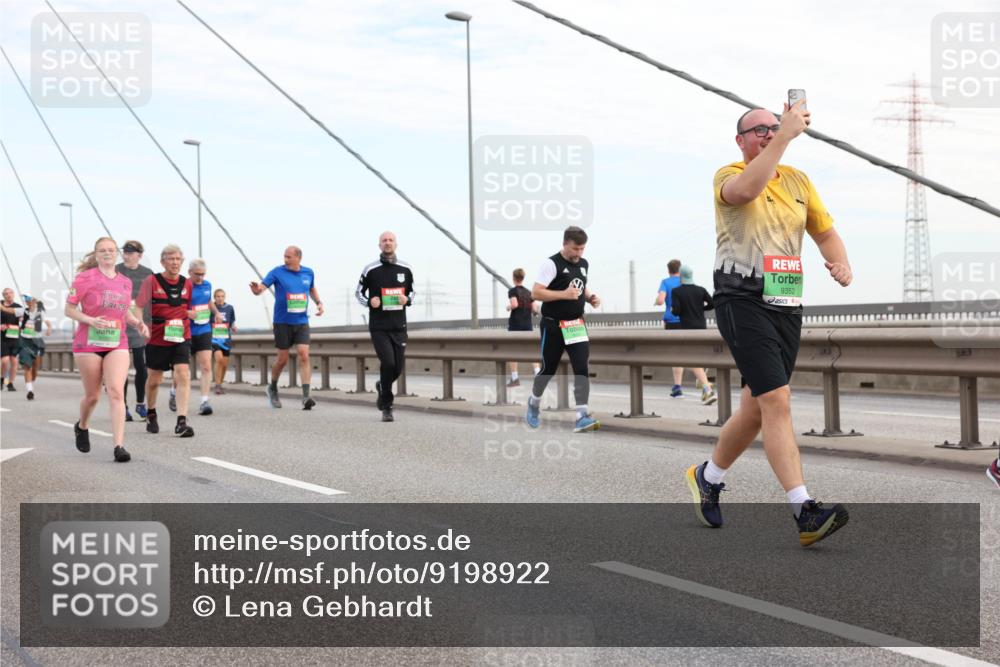 03.10.2025 - Köhlbrandbrückenlauf Lena Gebhardt http://msf.ph/oto/9198922 03.10.2025 15:36:26 Position 1 9352 meine-sportfotos.de