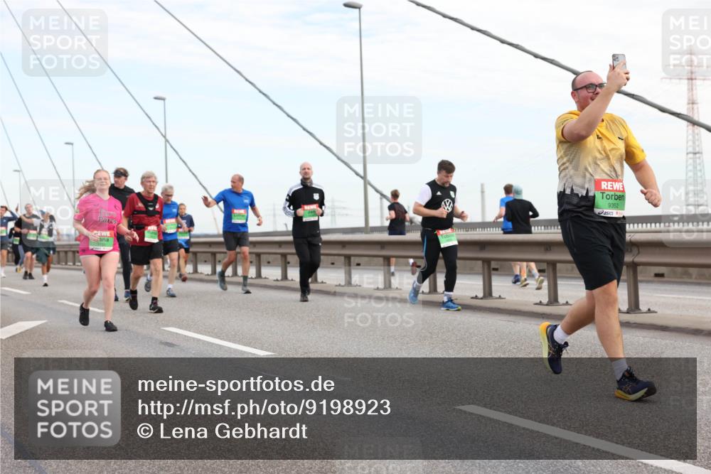 03.10.2025 - Köhlbrandbrückenlauf Lena Gebhardt http://msf.ph/oto/9198923 03.10.2025 15:36:26 Position 1 9352 meine-sportfotos.de