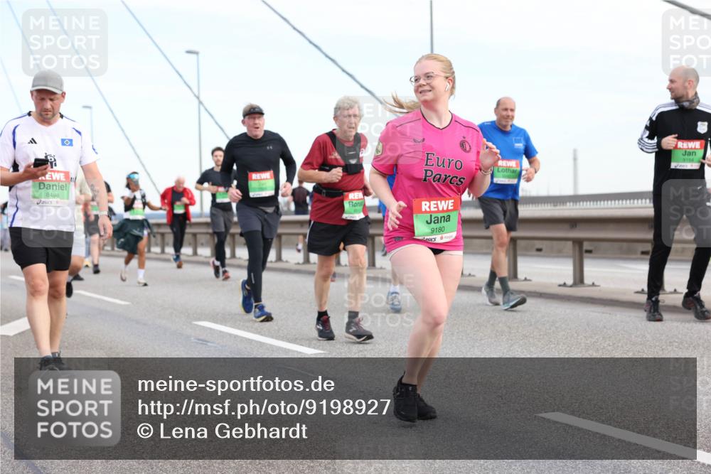 03.10.2025 - Köhlbrandbrückenlauf Lena Gebhardt http://msf.ph/oto/9198927 03.10.2025 15:36:28 Position 1 8498, 9180, 9154 meine-sportfotos.de