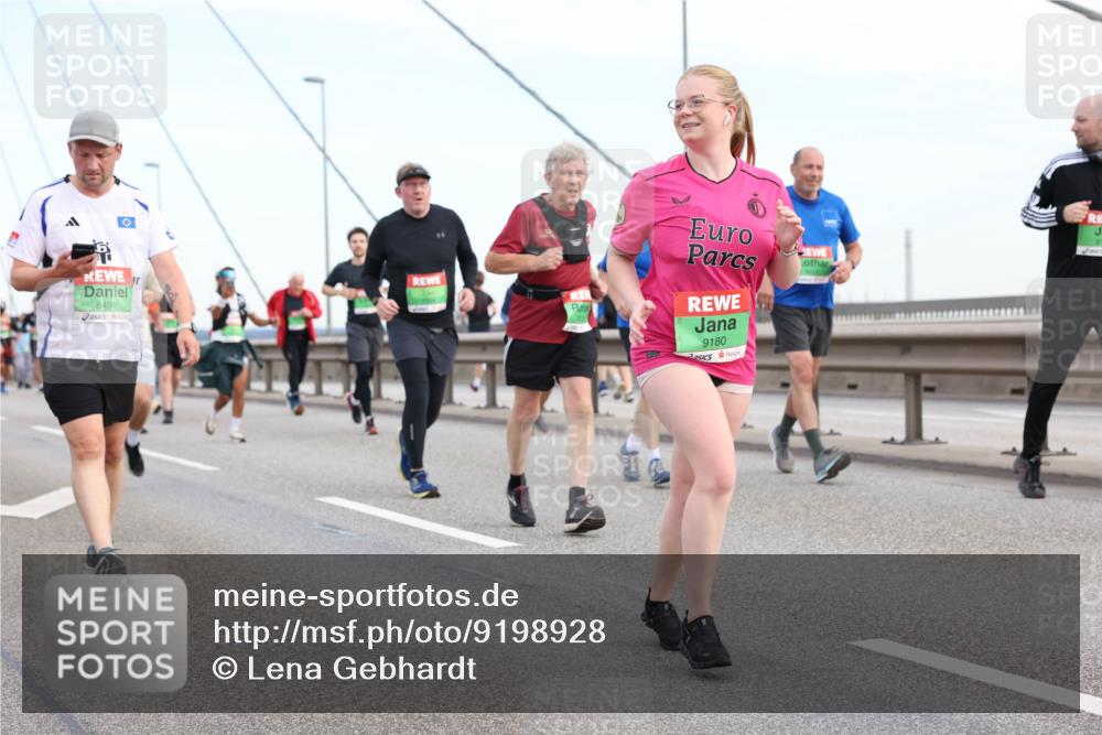 03.10.2025 - Köhlbrandbrückenlauf Lena Gebhardt http://msf.ph/oto/9198928 03.10.2025 15:36:29 Position 1 8498, 9180 meine-sportfotos.de