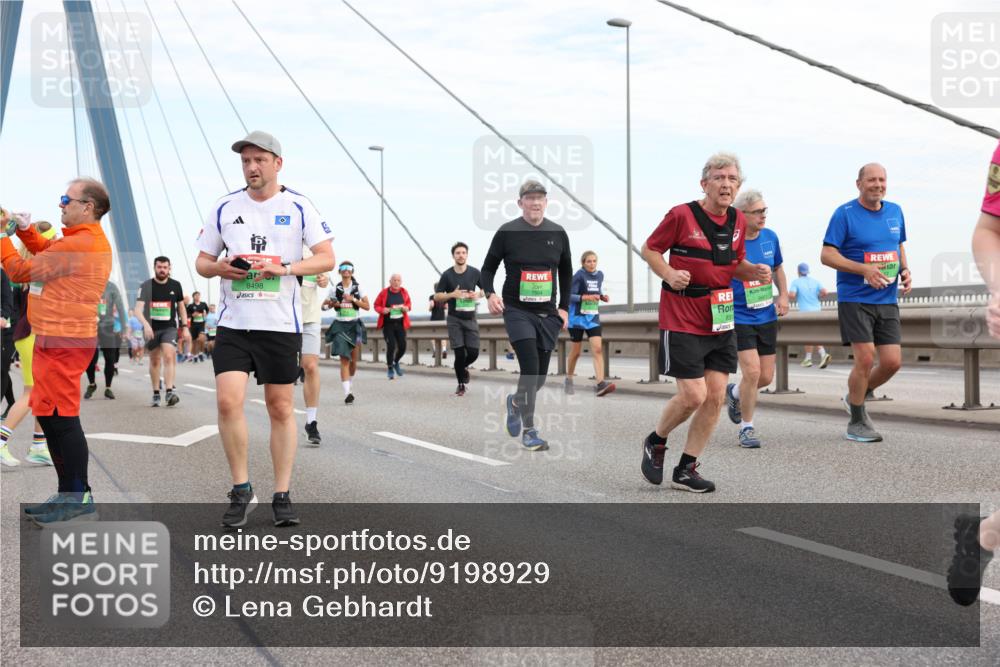 03.10.2025 - Köhlbrandbrückenlauf Lena Gebhardt http://msf.ph/oto/9198929 03.10.2025 15:36:29 Position 1 8498, 7504, 9661 meine-sportfotos.de
