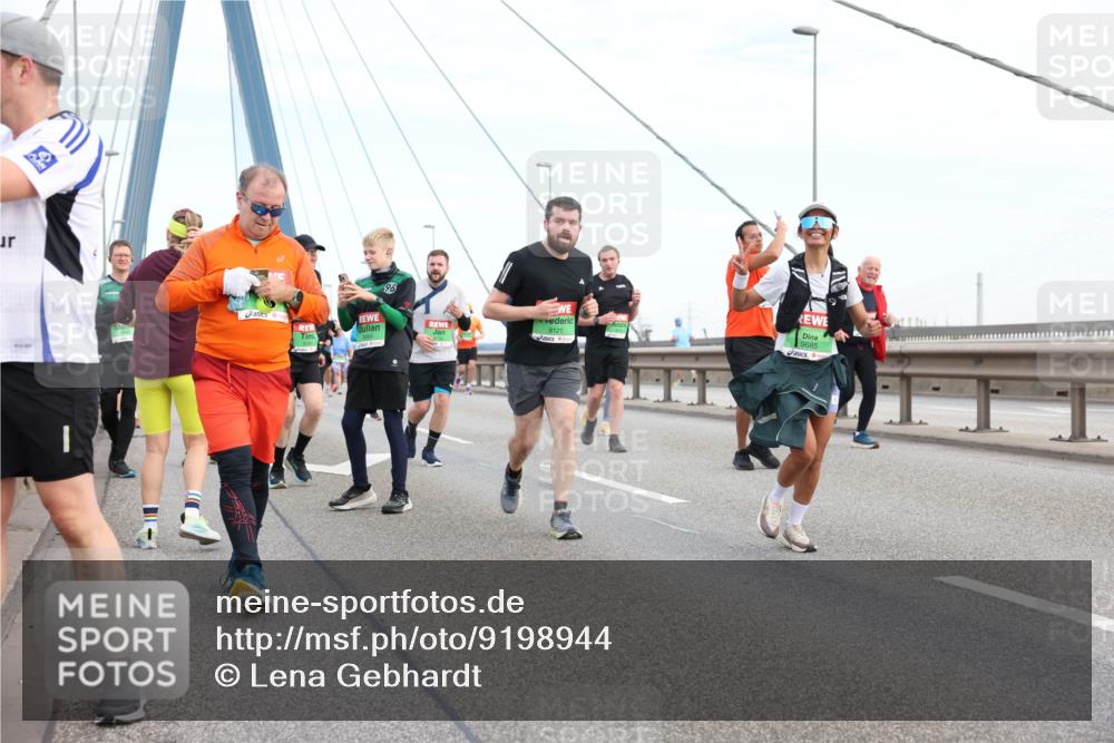 03.10.2025 - Köhlbrandbrückenlauf Lena Gebhardt http://msf.ph/oto/9198944 03.10.2025 15:36:33 Position 1  meine-sportfotos.de
