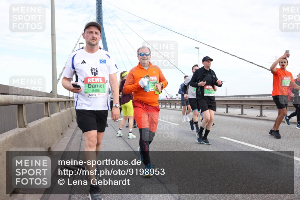 03.10.2025 - Köhlbrandbrückenlauf Lena Gebhardt http://msf.ph/oto/9198953 03.10.2025 15:36:36 Position 1 8498, 8383, 9723 meine-sportfotos.de