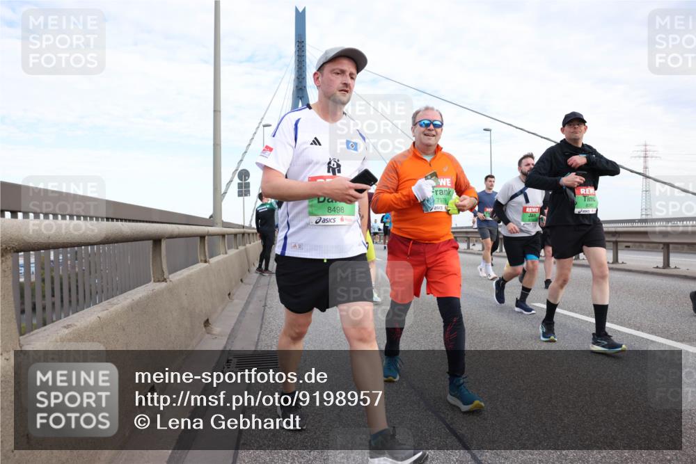 03.10.2025 - Köhlbrandbrückenlauf Lena Gebhardt http://msf.ph/oto/9198957 03.10.2025 15:36:36 Position 1 8498, 7979, 8383 meine-sportfotos.de