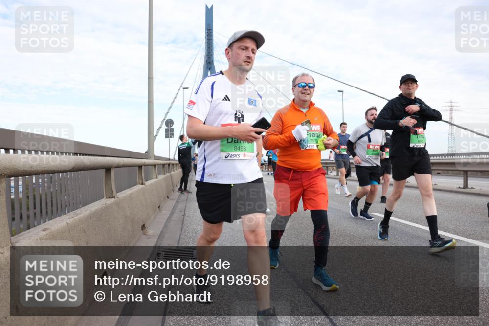 03.10.2025 - Köhlbrandbrückenlauf Lena Gebhardt http://msf.ph/oto/9198958 03.10.2025 15:36:36 Position 1 8498, 7979, 8383 meine-sportfotos.de
