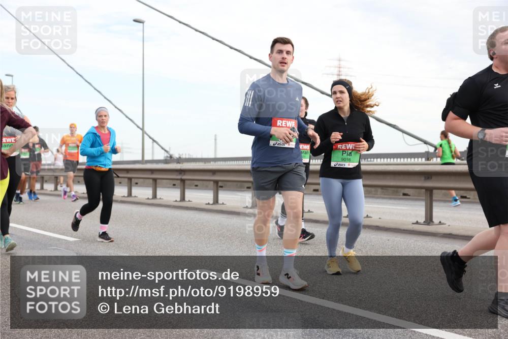 03.10.2025 - Köhlbrandbrückenlauf Lena Gebhardt http://msf.ph/oto/9198959 03.10.2025 15:36:38 Position 1 9016 meine-sportfotos.de