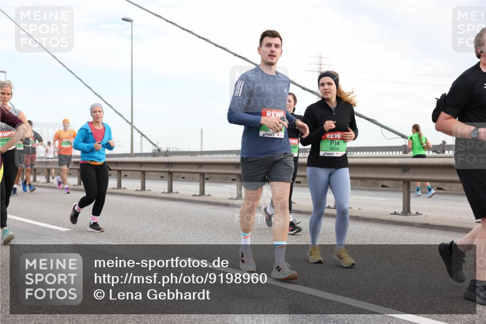 03.10.2025 - Köhlbrandbrückenlauf Lena Gebhardt http://msf.ph/oto/9198960 03.10.2025 15:36:38 Position 1 86, 9016 meine-sportfotos.de